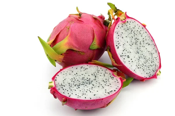 Beyaz arkaplanda Ejder Meyvesi