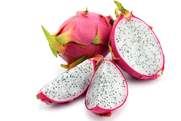 Beyaz arkaplanda Ejder Meyvesi