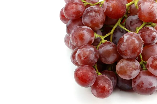 Beyaz arka planda kırmızı üzüm meyvesi