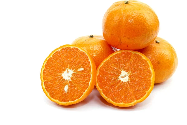 Beyaz arka plan üzerinde tatlı turuncu taze meyve