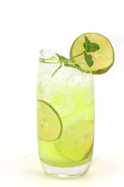 Taze limon suyu soğuk içecek beyaz arka plan üzerinde