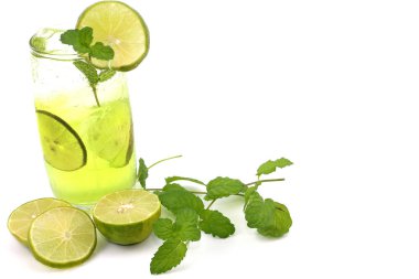Taze limon suyu soğuk içecek beyaz arka plan üzerinde