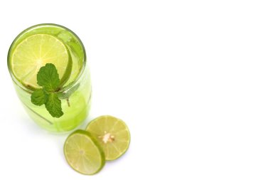 Taze limon suyu soğuk içecek beyaz arka plan üzerinde