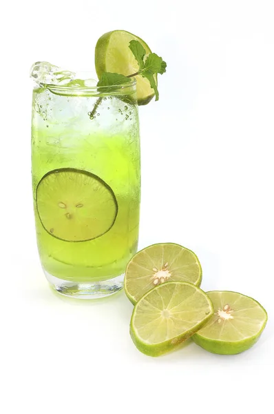 白い背景の上の新鮮なレモン ジュースの冷たい飲み物 — ストック写真