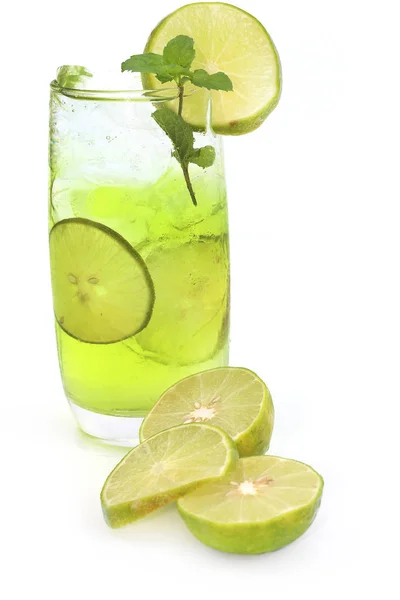 Bebida Fresca Jugo Limón Sobre Fondo Blanco — Foto de Stock
