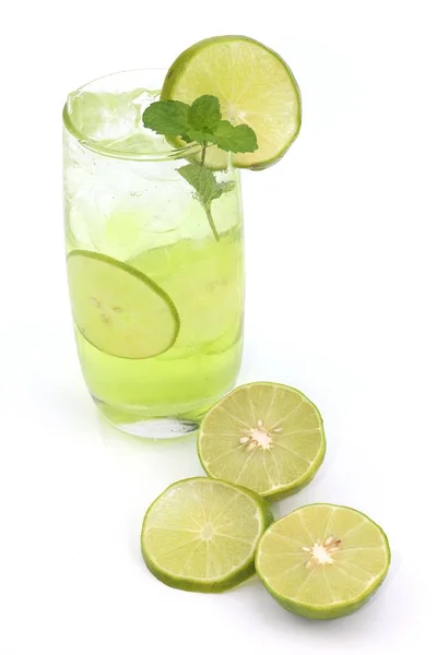 Bebida Fresca Jugo Limón Sobre Fondo Blanco — Foto de Stock