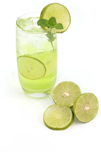 白い背景の上の新鮮なレモン ジュースの冷たい飲み物 — ストック写真