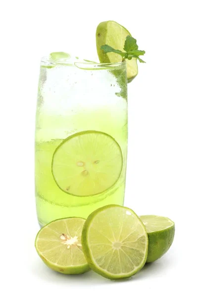 Bebida Fresca Jugo Limón Sobre Fondo Blanco — Foto de Stock