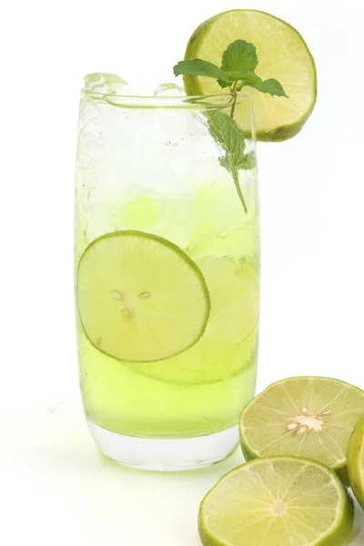 Sumo Limão Fresco Bebida Fresca Fundo Branco — Fotografia de Stock
