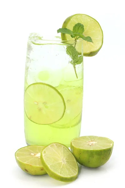 Bebida Fresca Jugo Limón Sobre Fondo Blanco — Foto de Stock