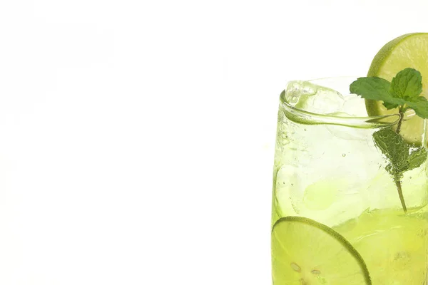 Bebida Fresca Jugo Limón Sobre Fondo Blanco — Foto de Stock