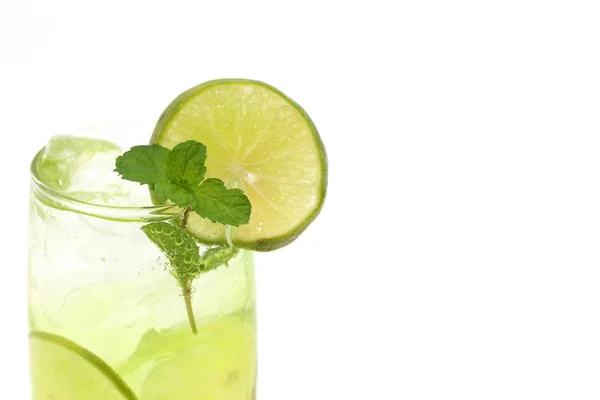 Bebida Fresca Jugo Limón Sobre Fondo Blanco — Foto de Stock