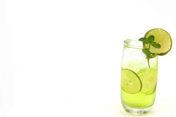 Bebida Fresca Jugo Limón Sobre Fondo Blanco — Foto de Stock