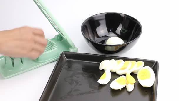 Βραστό Αυγό Και Κομμένα Εξοπλισμό Για Μαγείρεμα — Αρχείο Βίντεο