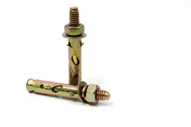 Beyaz arka plan üzerinde endüstriyel montaj çalışmak için cıvata çapa