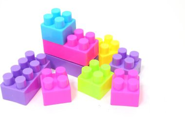LEGO oyuncak beyaz arka plan üzerinde renkli