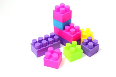 LEGO oyuncak beyaz arka plan üzerinde renkli