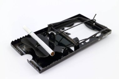 Fare kapanı ve sigara, sigara içmek yasaktır