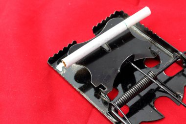 Fare kapanı ve sigara, sigara içmek yasaktır