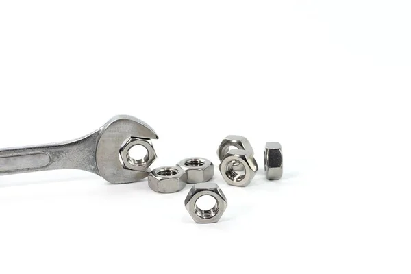 Schraubenschlüssel Und Stahlmutter Auf Isoliertem Weißem Hintergrund — Stockfoto