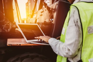 Afro-Amerikalı kadın çalışanların bulanık resimleri, güvenlik giysileri, tabletler, bilgisayarlar, konteynır teslimatları ve forklift ile taşınma hizmetleri; bulanık arka plan