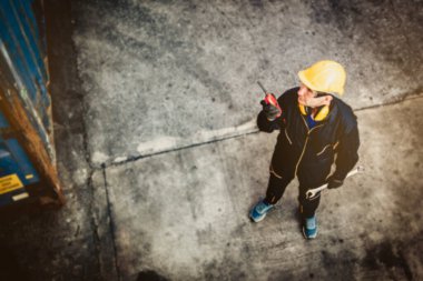 Görüntü Görüntü Görüntü teknisyenleri alandan sorumlu telsiz iletişimini hızlı ve verimli bir şekilde çalışmak ve konteynırların bakımını denetlemek için İngiliz anahtarı kullanıyorlar: Bulanık arkaplan