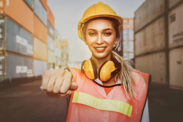 Retrato Las Trabajadoras Europeas Llevan Orejeras Reducen Ruido Casco Amarillo — Foto de Stock