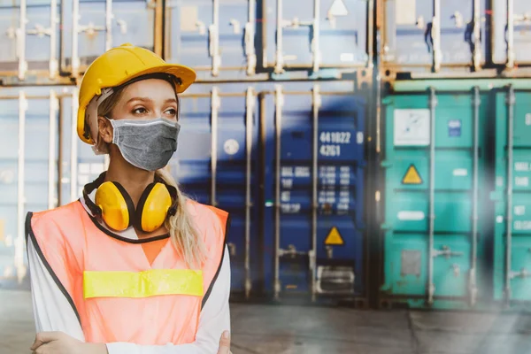 Las Ingenieras Industriales Usan Cascos Seguridad Equipos Protección Ruidosos Use — Foto de Stock