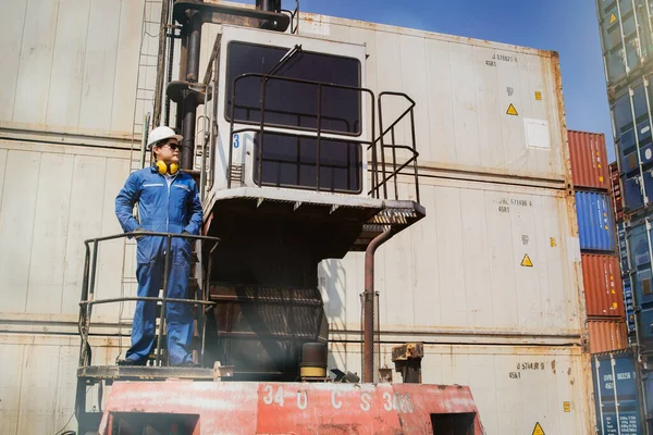 Ingeniero Mecánico Usar Casco Pararse Una Grúa Cargar Contenedor Hacer — Foto de Stock