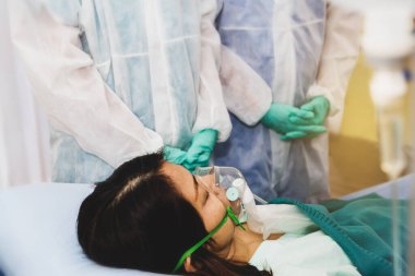 Grip hastalarına bakan Covid-19: Baygın kadın hasta Coronavirus 'u (Covid-19) tedavi etmek için solunum cihazı kullandı..
