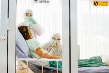 Odanın ön görünüşü, ölçülere göre gözaltı yerleri: Coronavirus 'un tedavisi ve tedavisi için tıbbi ekip. (covid-19) Yatalak hastaların tedavisi için teşhis ve ilaç