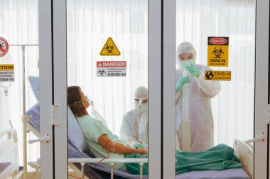 Odanın ön görünüşü, ölçülere göre gözaltı yerleri: Sağlık ekibi Coronavirus kadınları için tıbbi bakım ve tedavi sağlıyor. (covid-19). Ölümcül salgınların yayılmasını azaltma çabaları.