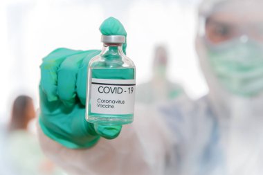 Sağlık hizmetleri ve yardım: Doktor, hastane kombinasyon odasında Coronavirus COVID-19 olan hastaları tedavi etmek için bir aşı kullandı.