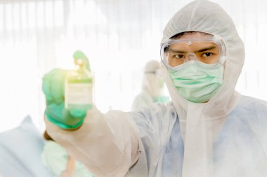 Sağlık hizmetleri ve yardım: Doktor, hastane kombinasyon odasında Coronavirus COVID-19 olan hastaları tedavi etmek için bir aşı kullandı.