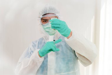 Araştırmacılar bir salgın önleme laboratuvarında Coronavirus COVID-19 'u test etmek için bir aşı geliştirdiler..
