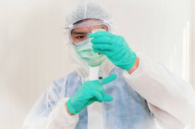 Asyalı araştırmacılar Coronavirus kaynaklı akciğer hastalığı hastaları COVID-19 laboratuvar deneylerini tedavi etmek için şırınga kullanıyorlar..