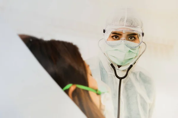 Женщина Врач Отвечающая Уход Больными Гриппом Намерена Лечить Пандемию Коронавируса — стоковое фото