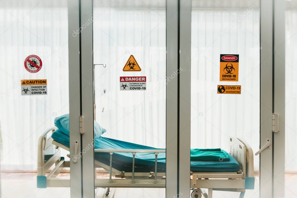 Patient room and bed for patients in the hospital's coronavirus (covid-19) epidemic containment room. Glass room that can treat and stop the spread of the disease and medical