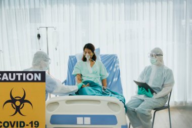 Koronavirüs enfeksiyonu (Covid-19) olan hastaları tedavi eden tıbbi ekip ve önleme odasındaki hastalar için hasta bakımı: Seçici Odaklanma