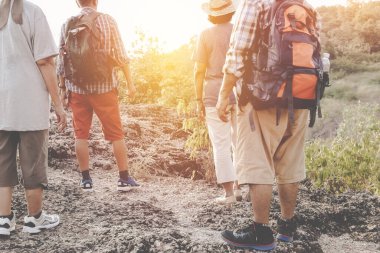 Emekli dört kıdemli arkadaştan oluşan bir grup takım olarak birlikte yürürler, maceralara atılırlar, arkalarında bir sırt çantası taşırlar, fiziksel ve sağlıklı vücutlarla doğa ve dağları incelerler, gün batımını izlerler..