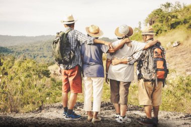Doğayı, ormanları ve dağları gezen yaşlı yaşlılar bir arada seyahat ederken birbirlerine sevinçle, sevgiyle ve mutlulukla sarılıyorlar..
