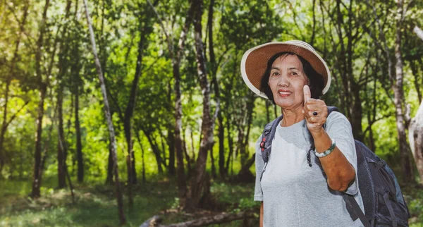 Las Mujeres Asiáticas Mayores Cuidar Bien Cuerpo Disfrutar Naturaleza Árboles —  Fotos de Stock