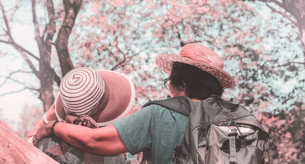 Concept Elderly Women Traveling Back View Two Elderly Women Wearing — Stock Photo, Image