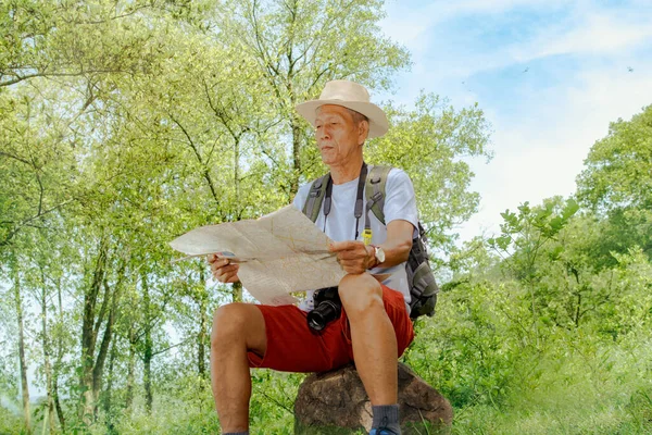 Concetto Turismo Ecologico Uomo Anziano Ecoturismo Seduto Guardando Mappa Studiare — Foto Stock