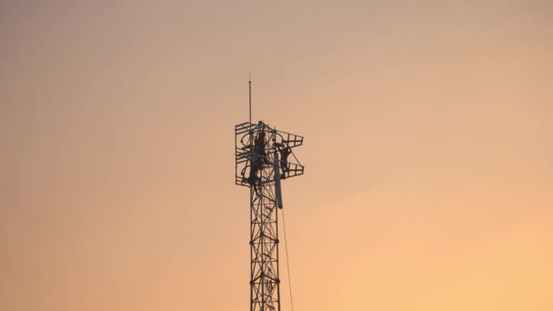 Silhouette Командна Робота Чоловіків Будівництво Телекомунікаційного Полюса Високої Вежі Великий — стокове відео