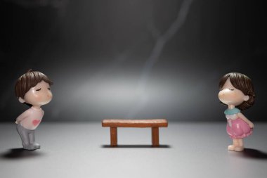 Çizgi filmlerdeki erkek ve kadınlar mesafeyi koruyorlar. Korona virüsünün ya da diğer bulaşıcı hastalıkların yayılmasını önlemek için uzak bir toplum fikrini gösterdiler.