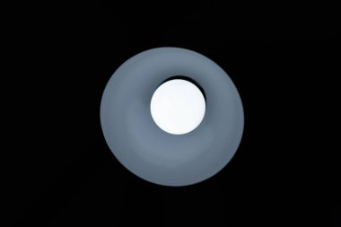 Vintage lambalar gece aydınlanır, evde kendi tarzında çalışırlar..