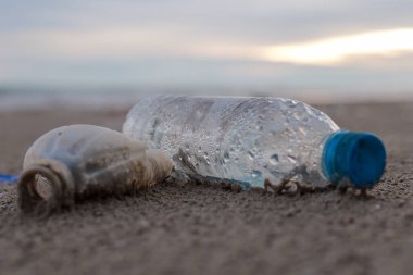 Plastik su şişeleri, çöp, kirlilik, Sahilde sol Çevre Koruma (Çevre Konsepti Doğal Tedavi)