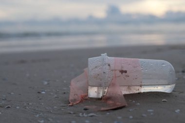 Plastik atıklar, plastik şişeler, atık kirliliği, plajda bırakılmış Çevre koruması (Çevre kavramı Doğal Tedavi)