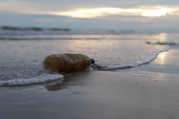 Bouteilles Eau Plastique Ordures Pollution Gauche Sur Plage Protection Environnement — Photo